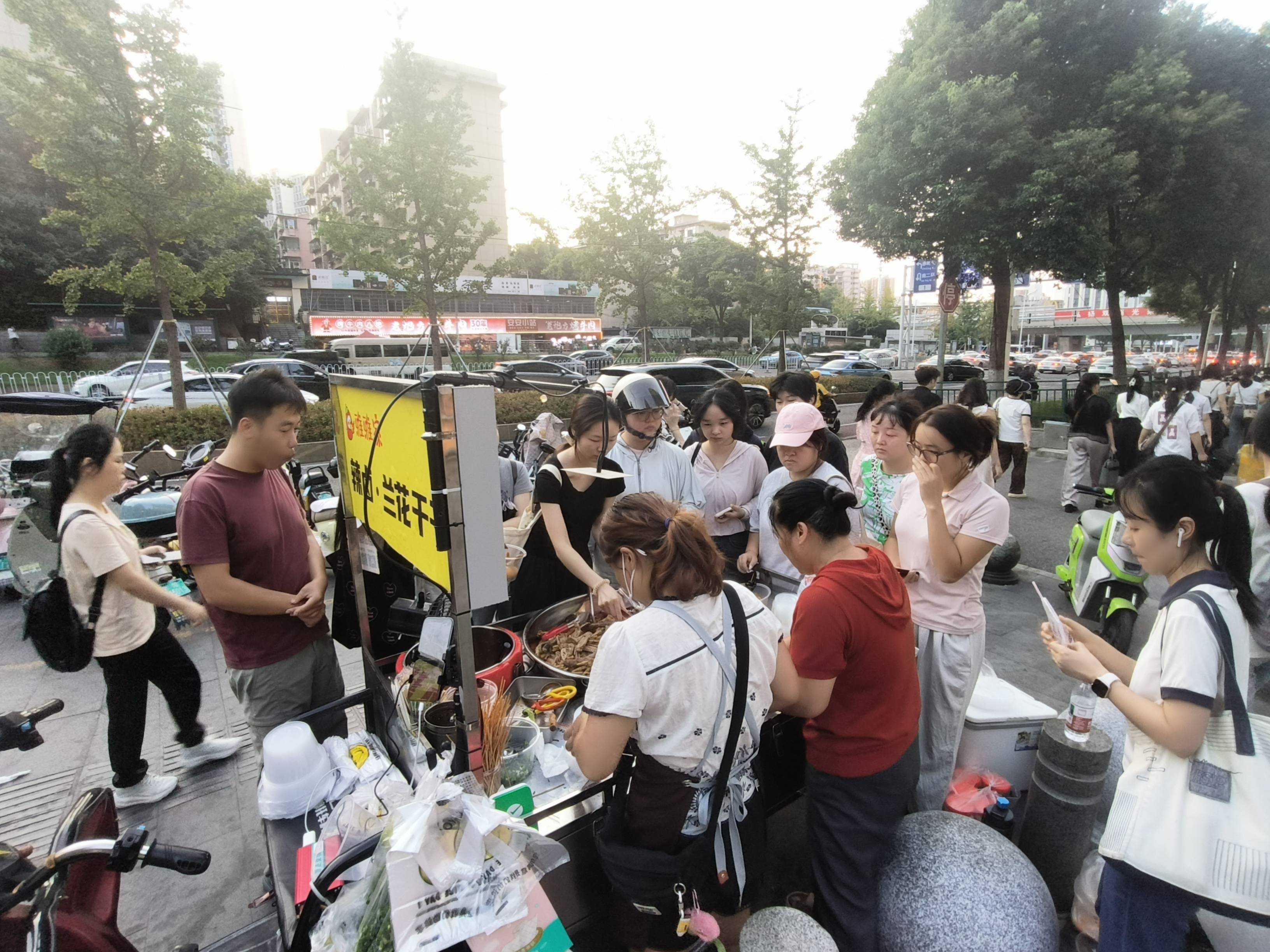 长沙女孩大口吃剩食意外带火爸妈的小摊，客人太多累懵！网友起哄：这下女儿汤都没得喝