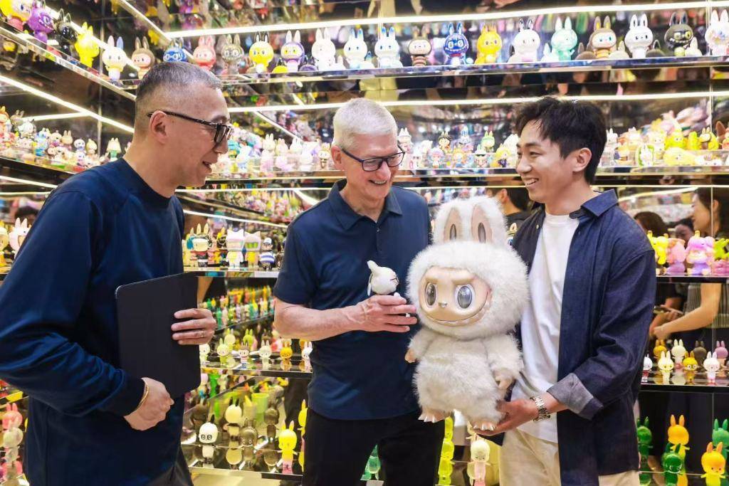 库克再度到访中国：首站现身LABUBU上海展览，还与王宁互动