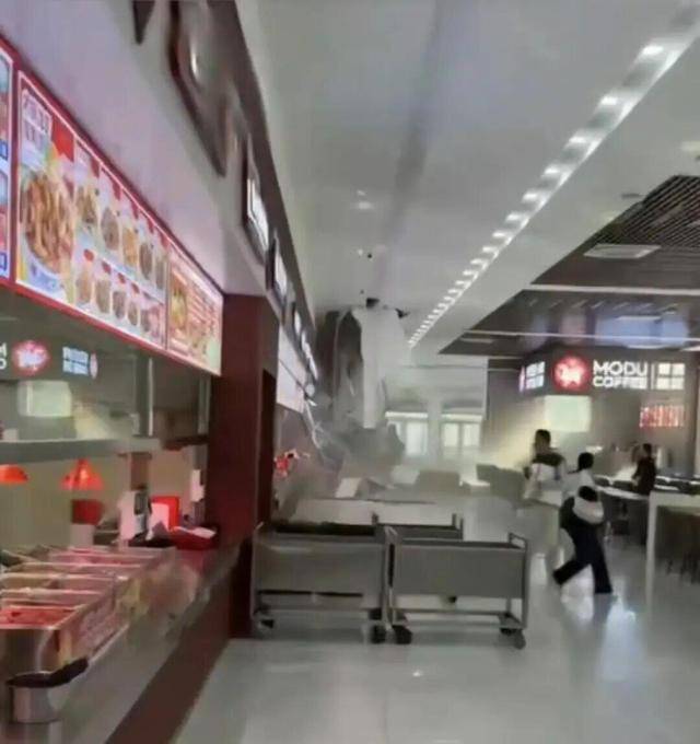 长春工程学院食堂吊顶垮塌，校方回应：没有人员受伤