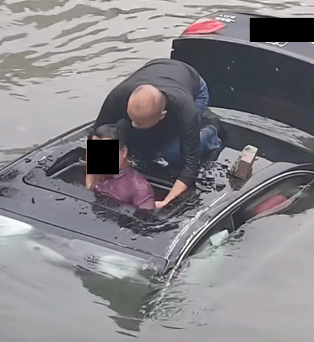 奥迪车辆冲下路边,径直坠入河中