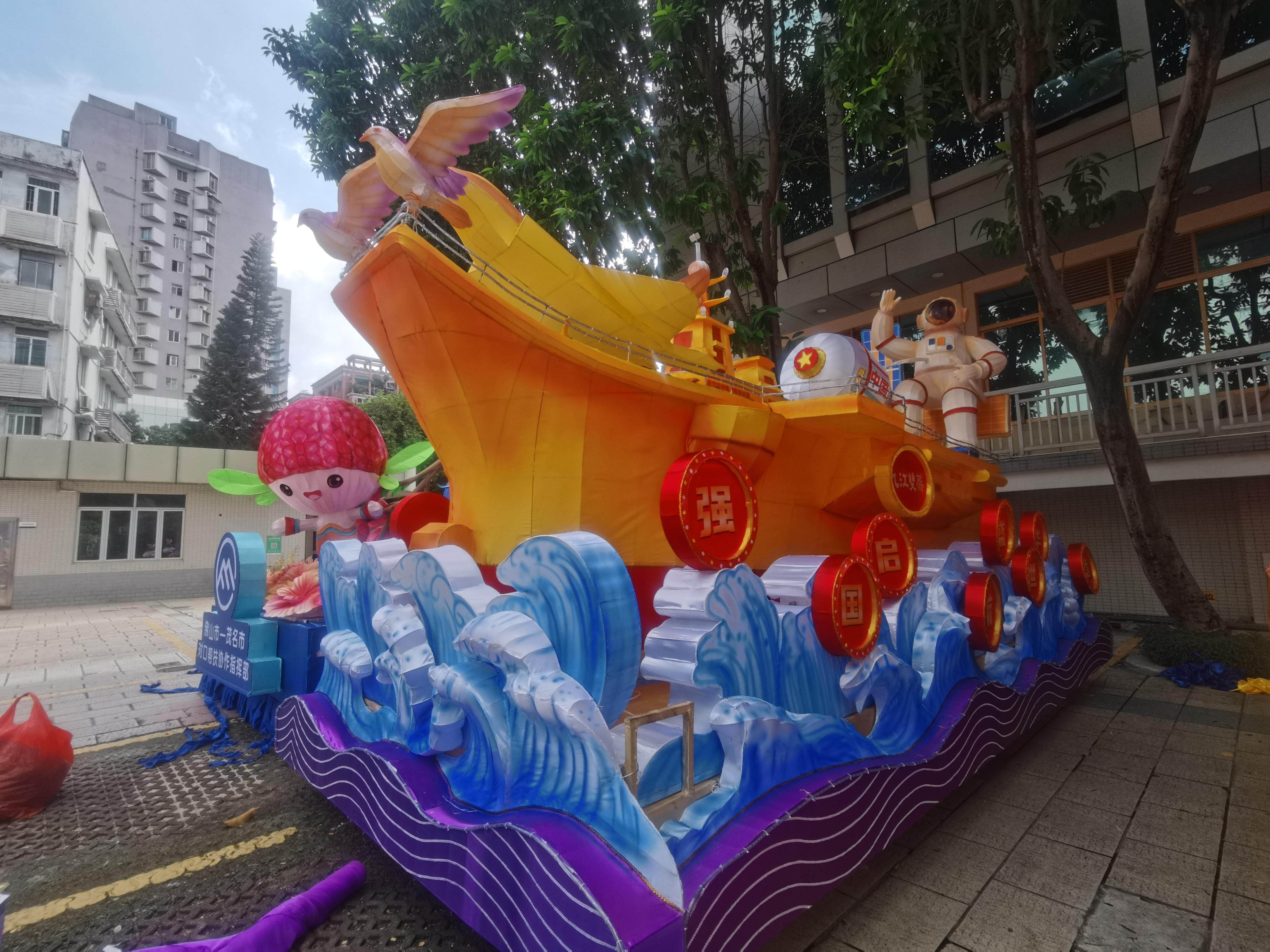 记者探班2025年广东非遗周暨佛山秋色活动筹备现场:20辆彩车