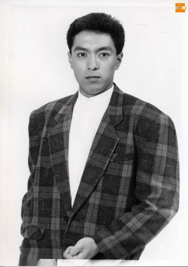 姜皓文1966年生人,是隔代混血,外形帅酷硬汉风,成长经历