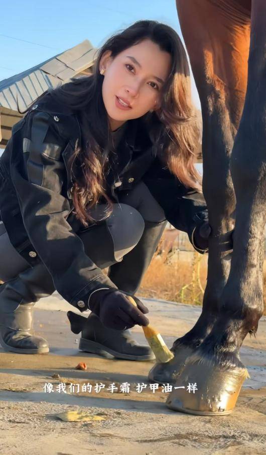 ！铲马粪修马蹄接地气穿紧身裤三角区显尴尬pg电子模拟器电脑版森林北分享养马日常(图10)