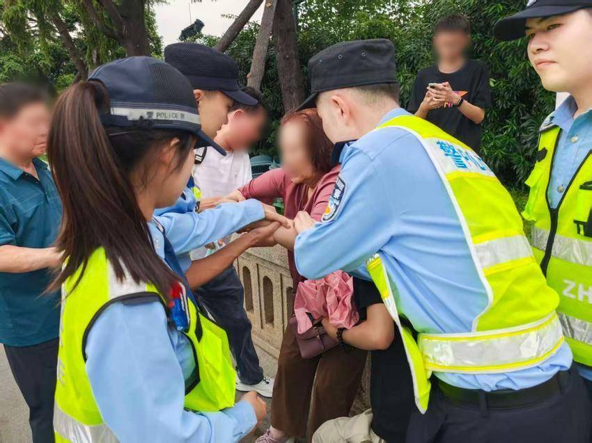 北京婆婆在武汉长江大桥晕倒，回家后向武汉寄送一面锦旗