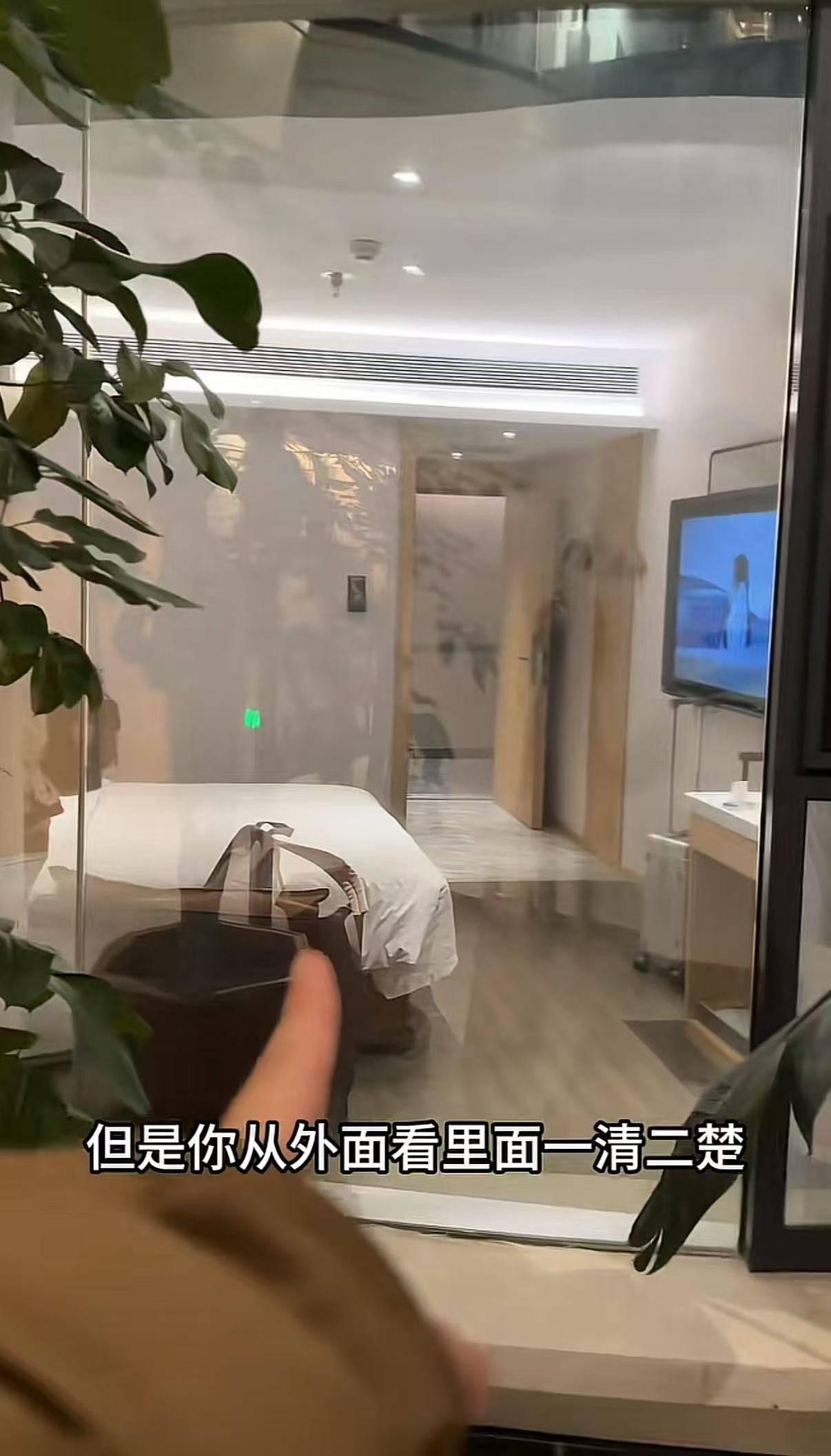 女子延吉住酒店发现落地窗室内看不到外面，室外高清观看室内？工作人员：是单向膜