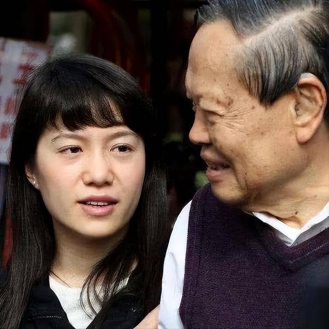 原创             突发！杨振宁去世 曾被问去世后翁帆怎么办 他的回答令翁帆泪眼婆娑