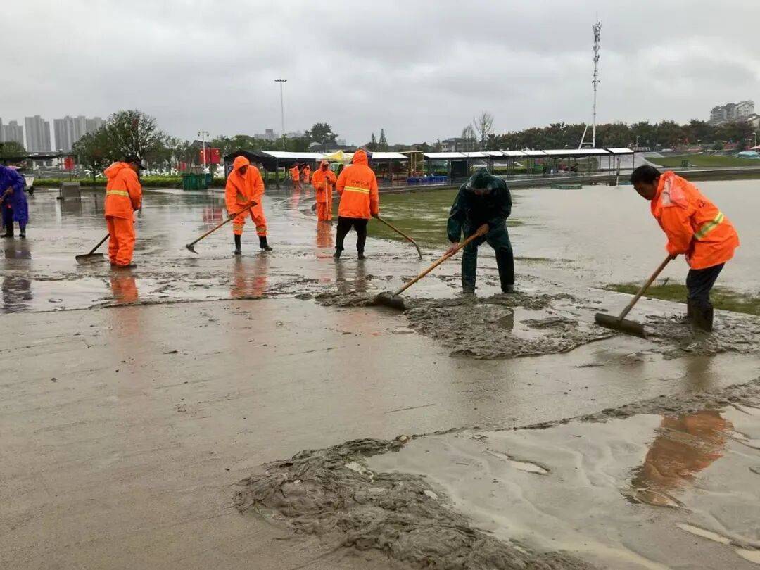 市环卫局：风雨无阻护碧水 昼夜坚守保畅通