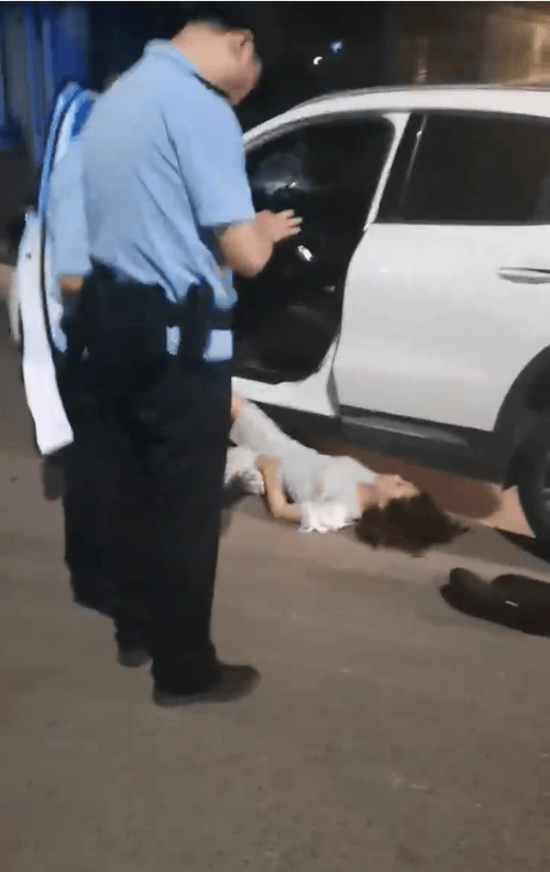 一男子凌晨听到两声呼救，循声发现一女子在奔驰车外被白衣男勒昏！受害者：是受朋友之托借钱给白衣男，凌晨被骗至偏僻处遭非礼！
