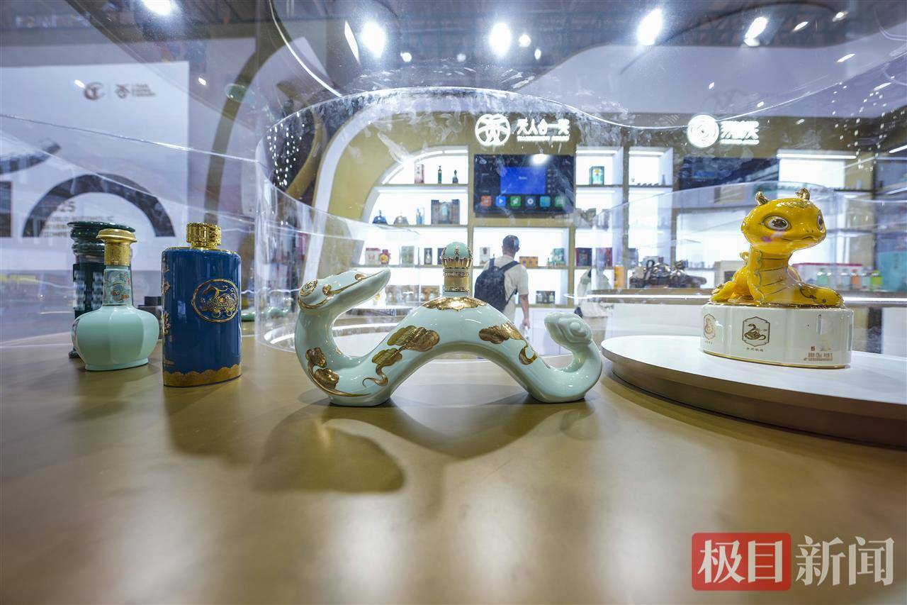 武汉大学生结伴逛酒博会：才逛了一半场馆已是微醺欲醉