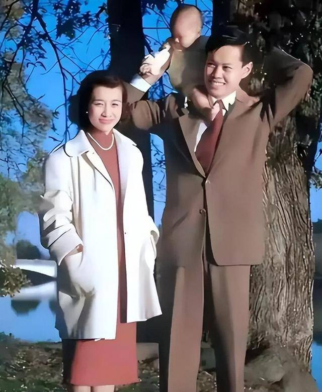 原创             突发！杨振宁去世 曾被问去世后翁帆怎么办 他的回答令翁帆泪眼婆娑