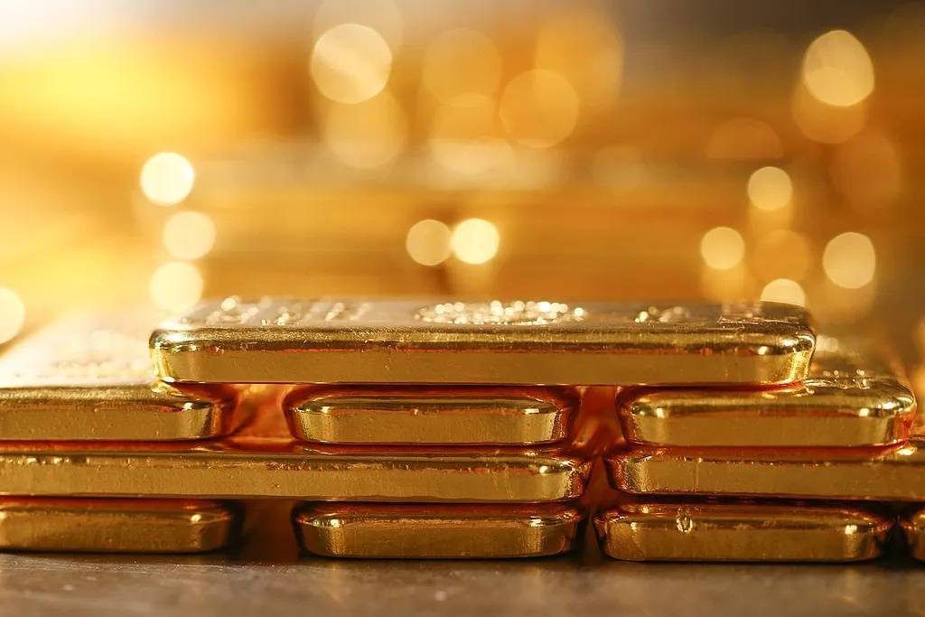 100克金条10万元，业内提醒！有新人结婚用“金包银”当平替省5万，有人用旧金翻新款式