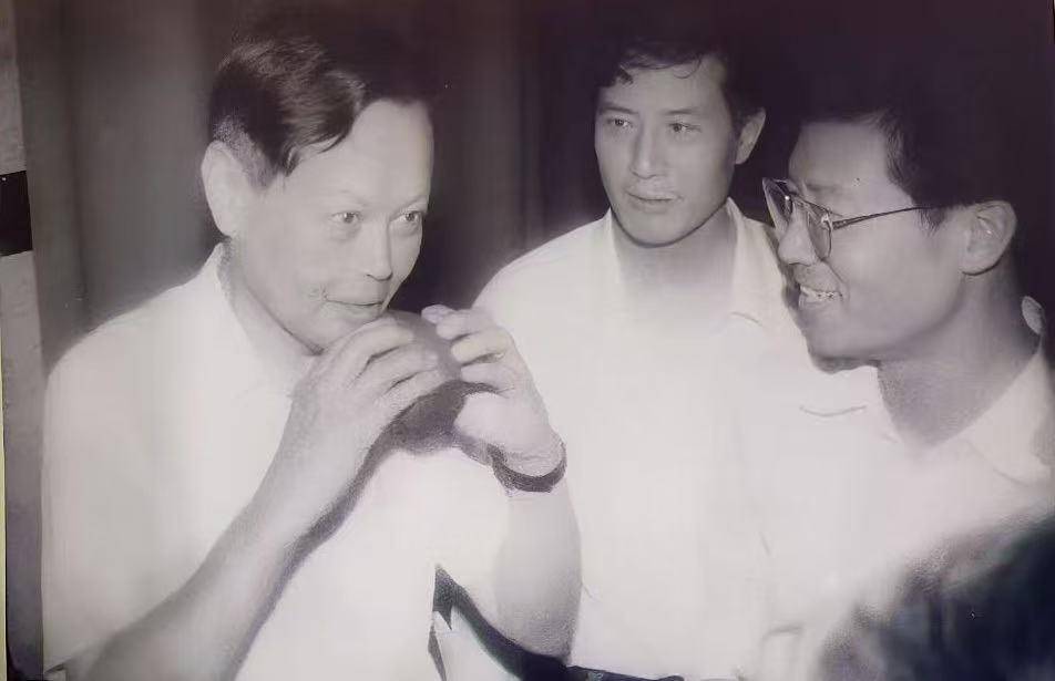 杨振宁曾于30年前携夫人到访湖北荆州，退休记者撰文追忆：一次没有采访的采访