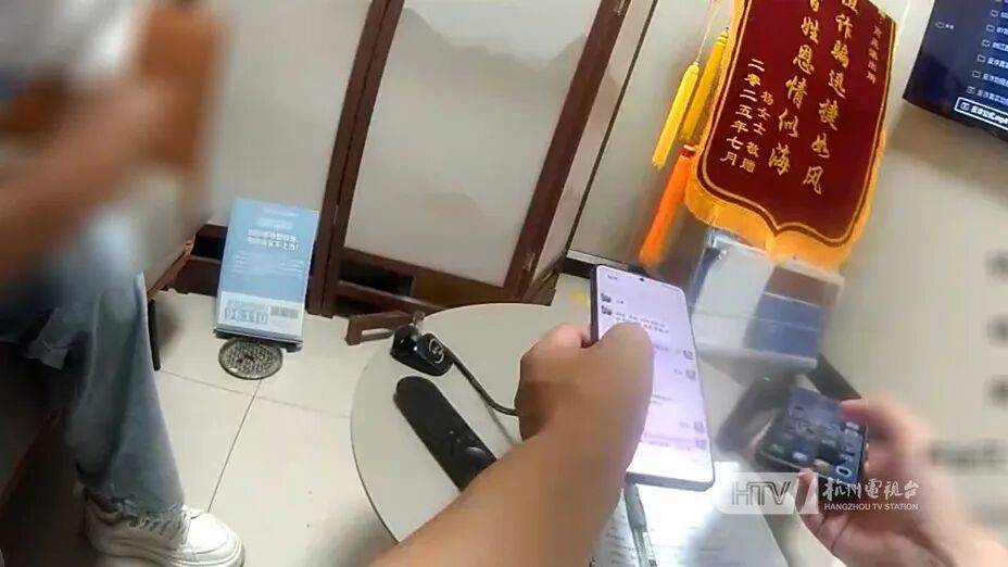 杭州男子为女友买10000元超市卡，被民警狂追10分钟：“跑什么，是来保护你的！”