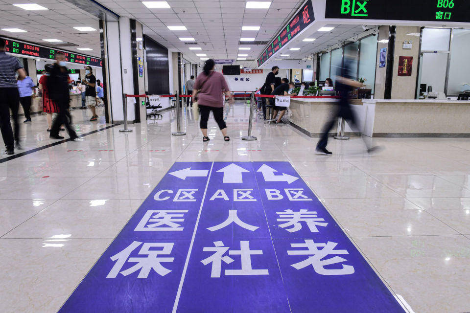 快评丨“一手办事一手收钱”，编外人员微腐败为何更“大胆”？