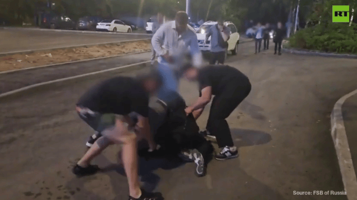 俄媒：俄联邦安全局称抓获一名乌克兰特工，并公布现场抓捕画面