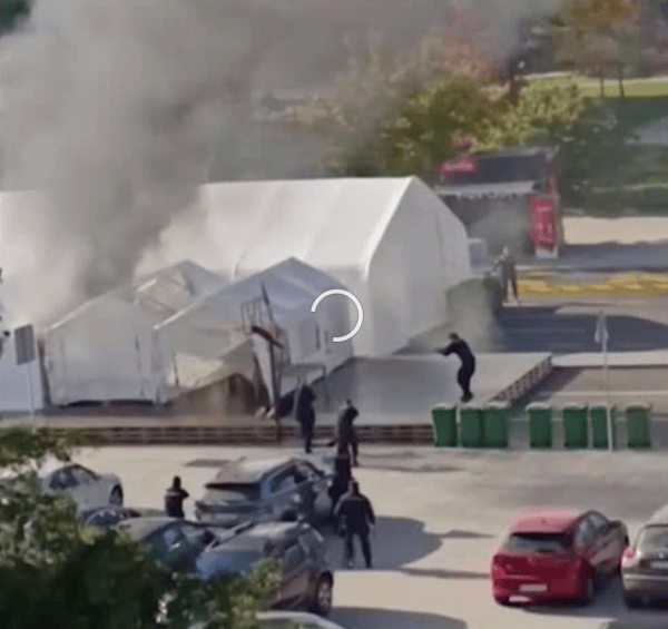 塞尔维亚议会大厦外发生枪击、纵火事件，武契奇：这是恐怖袭击 -华闻时空