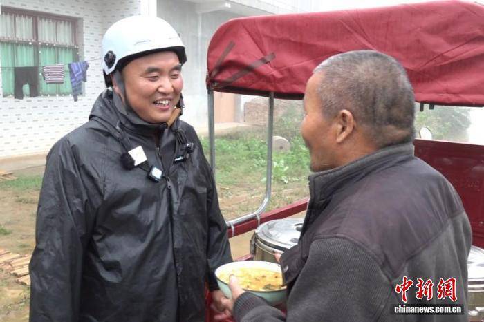 陕西“两元餐”村支书：“一碗饭”拉近与村民间的情感距离