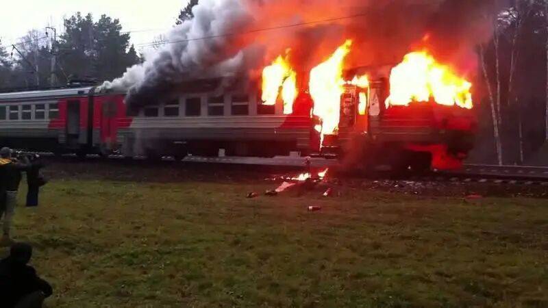 乌克兰：俄罗斯铁路突发爆炸，一列火车起火，特种部门赴现场处置，俄军补给或受影响