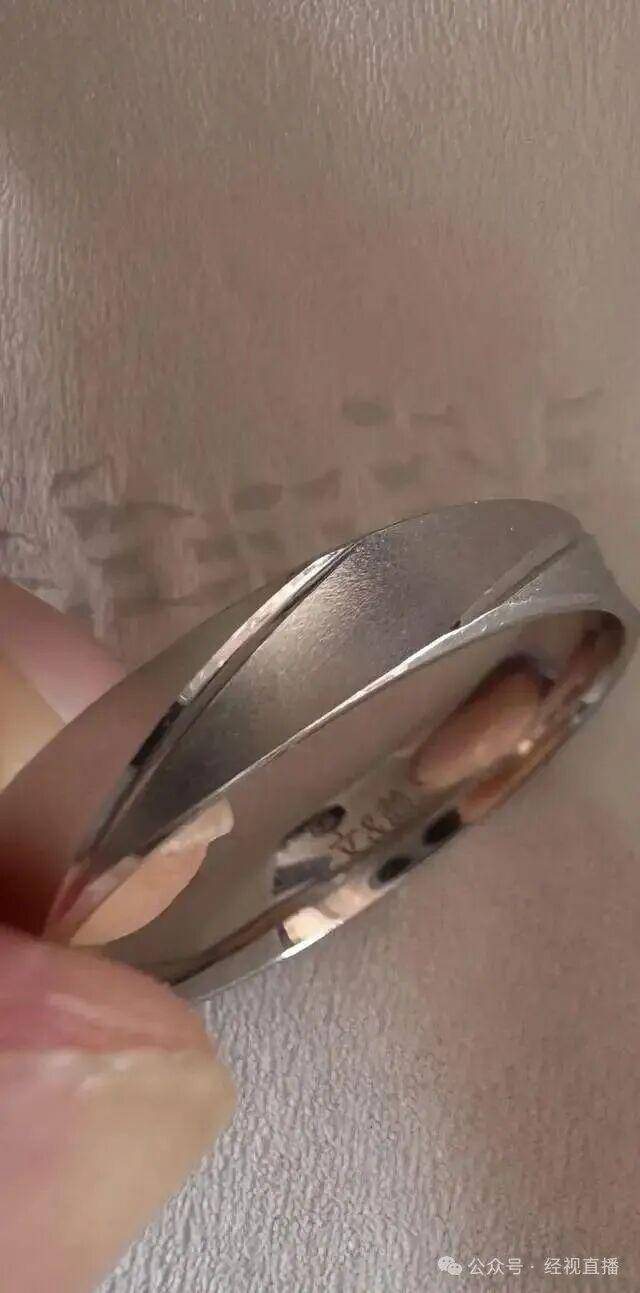 男子网购婚戒内壁竟刻陌生名字 CRD克徕帝客服:系报废品错发(图1)