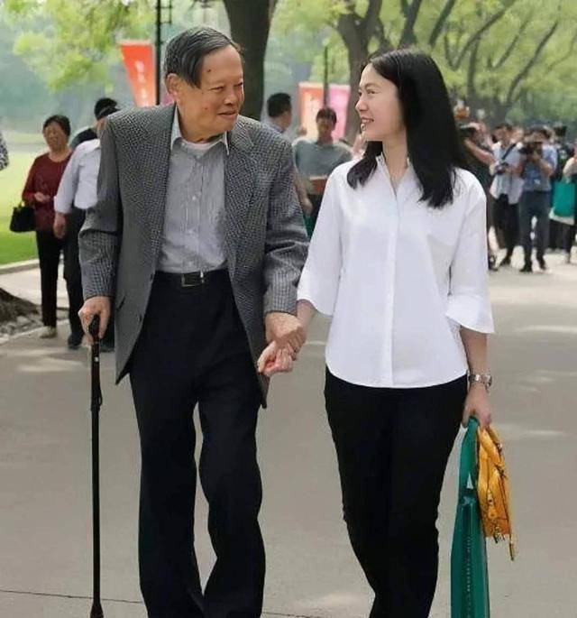 原创             杨振宁去世前状态曝光，卫生间摔跤酿大祸！翁帆疑早已接受了现实