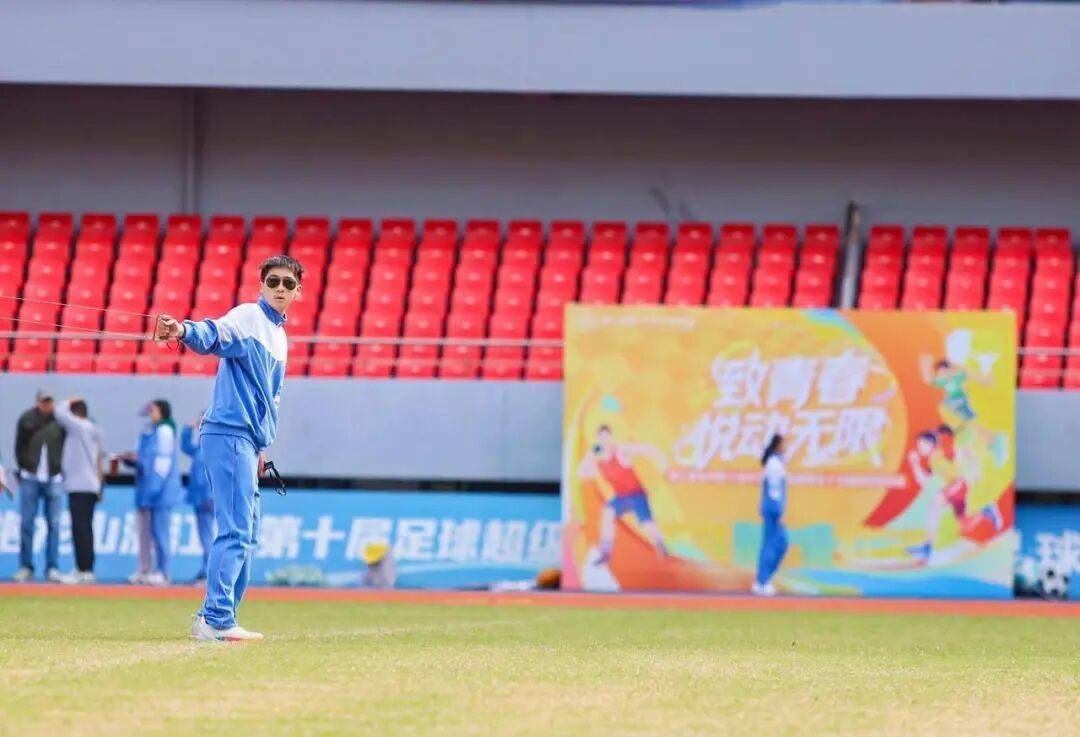 镜头都追不上!杭州男生用2根钢丝操纵模型飞机,惊艳全场 镜头都追不上!杭州男生用2根钢丝操纵模型飞机,惊艳全场