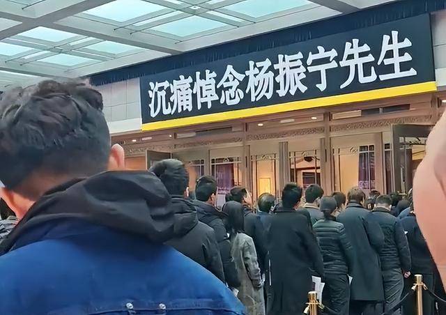 杨振宁葬礼:高规格,盖国旗,疑孙子捧遗像!翁帆首露面神情哀伤