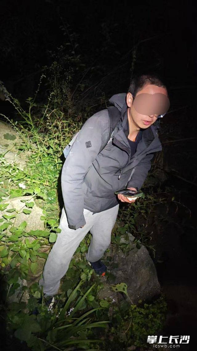 失温驴友在悬崖边呼救“我好冷!”长沙市蓝天救援队星夜驰援 失温驴友在悬崖边呼救“我好冷!”长沙市蓝天救援队星夜驰援