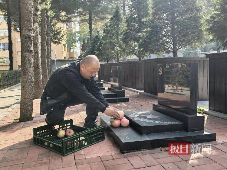 泪目!沈阳男子带1650个苹果到丹东抗美援朝烈士陵园 泪目!沈阳男子带1650个苹果到丹东抗美援朝烈士陵园