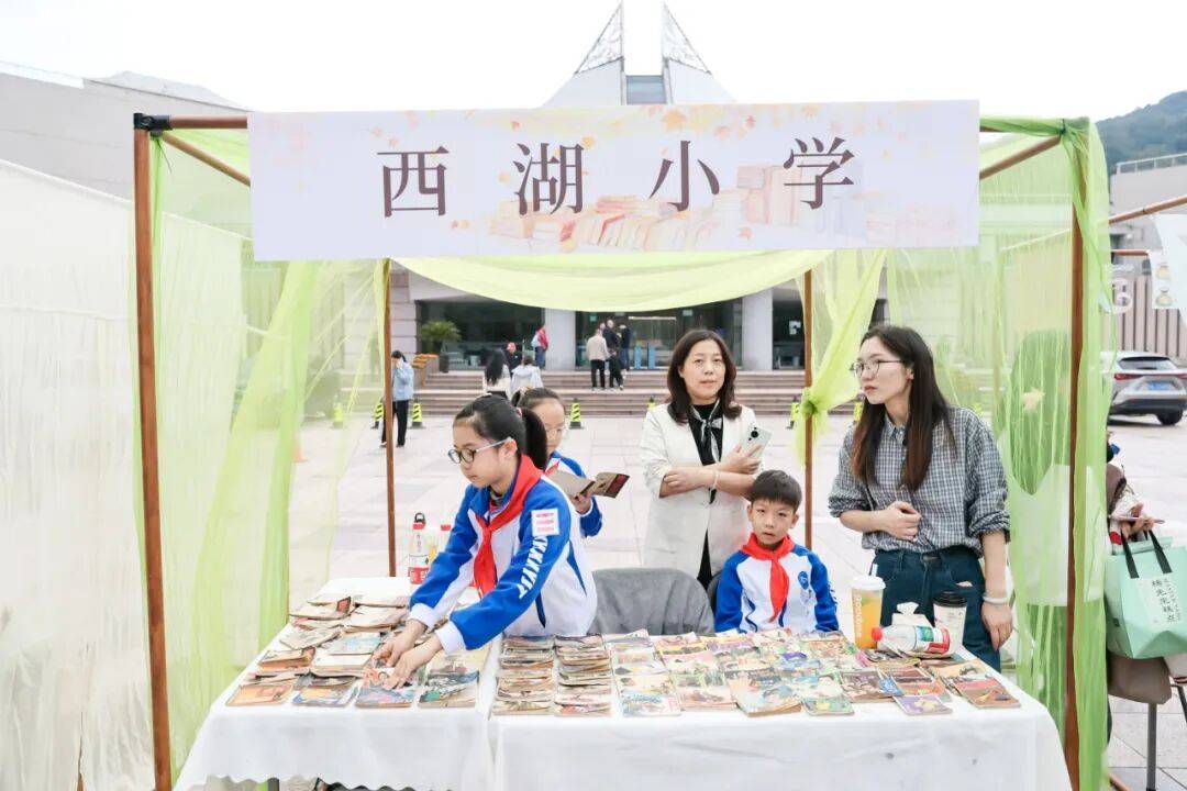 —旧书摊前的烟火气,藏着时光的小秘密