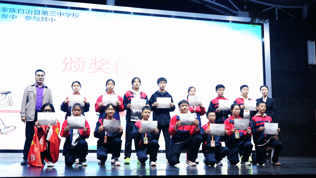 彭水苗族土家族自治县第三中学校党支部书记,校长曾庆锋