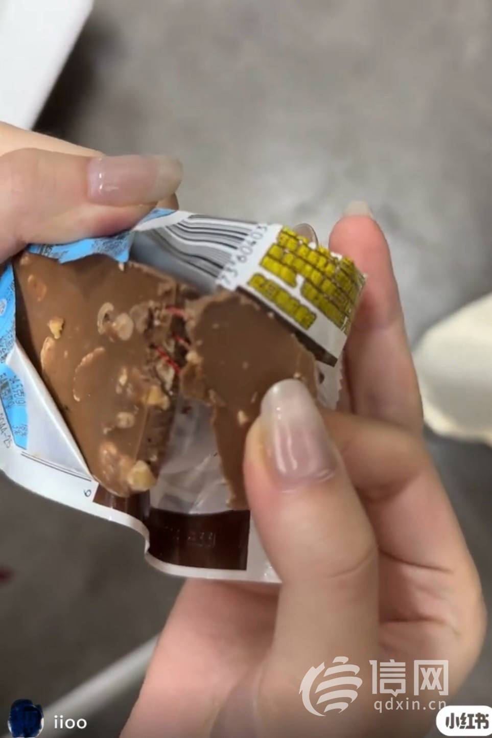 全家便利店买的德芙巧克力吃出红色异物：消费者