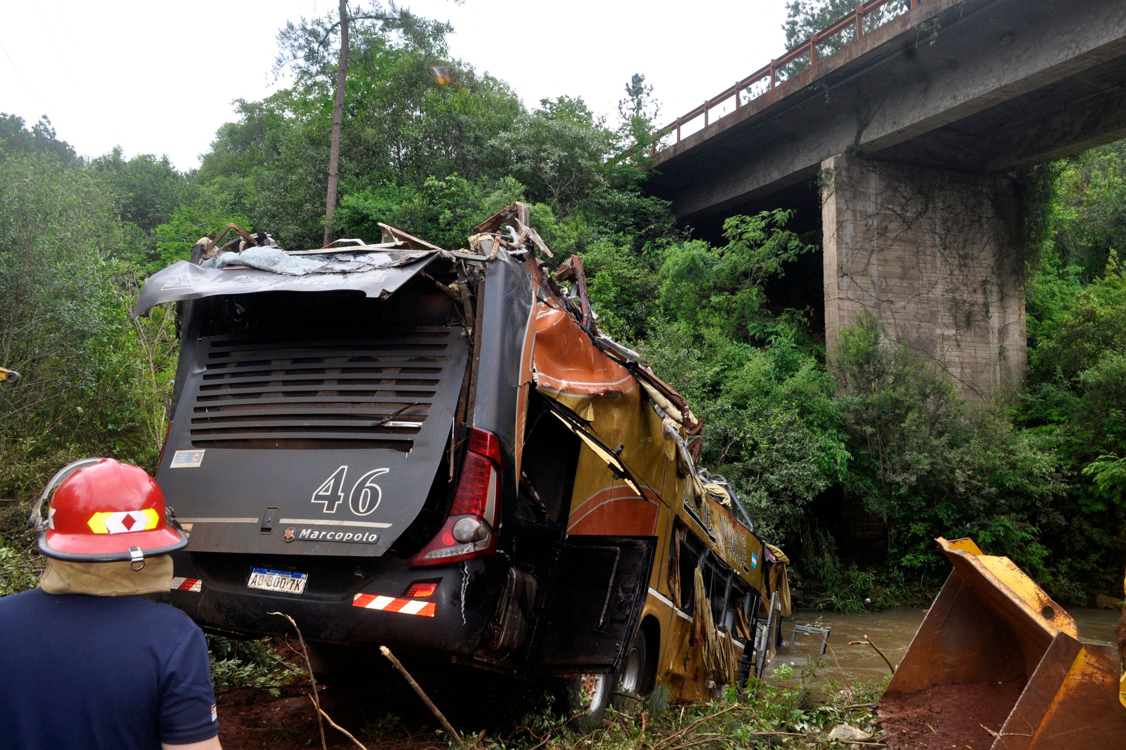 这是10月26日在阿根廷北部米西奥内斯省拍摄的发生车祸的小客车残骸