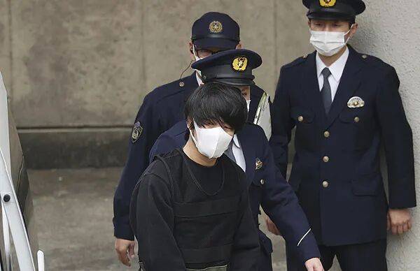 安倍晋三枪击案嫌疑人山上彻也认罪,其母亲:如不是我,他不会走到这一步