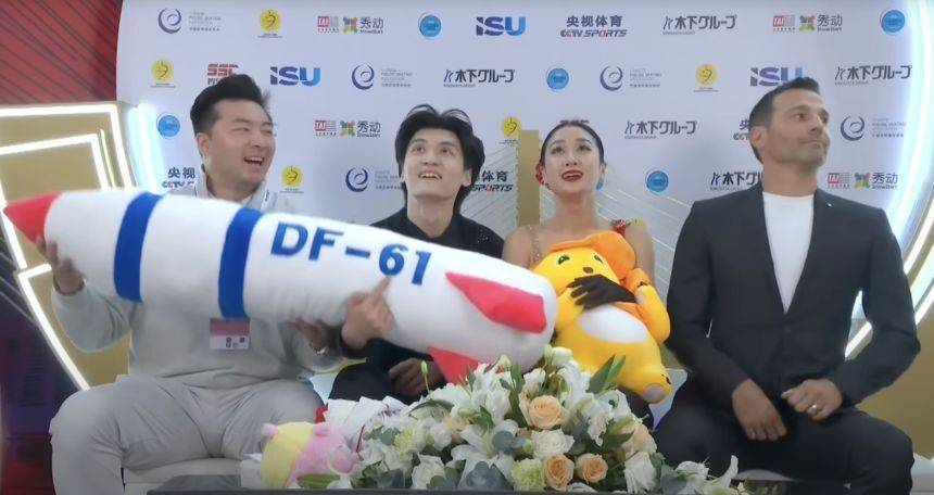 离谱!一个玩偶让美联社破防?中国花滑选手遭国际滑联调查