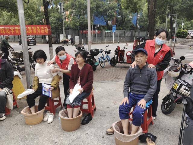 重阳送暖荷花圃社区展开免费理疗运动