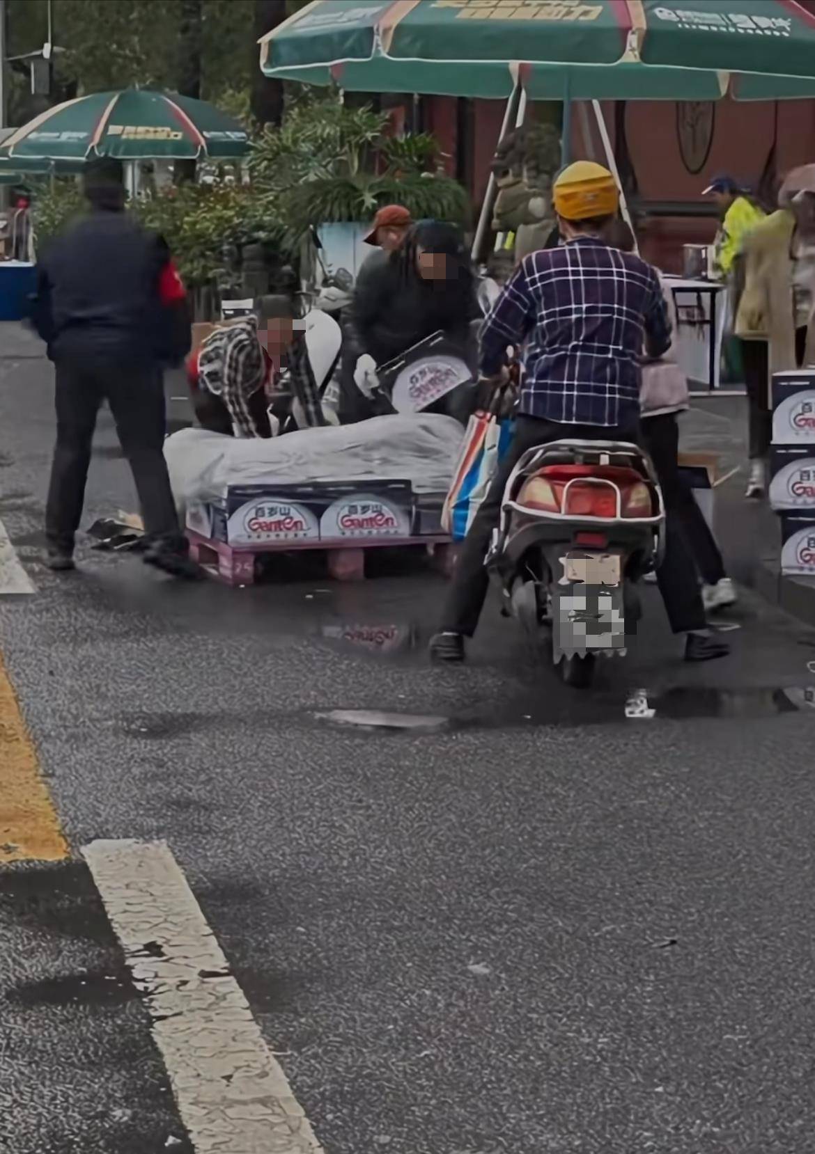 成都马拉松比赛结束后，补给物资被人整箱搬走，警方：能联系上的都已归还