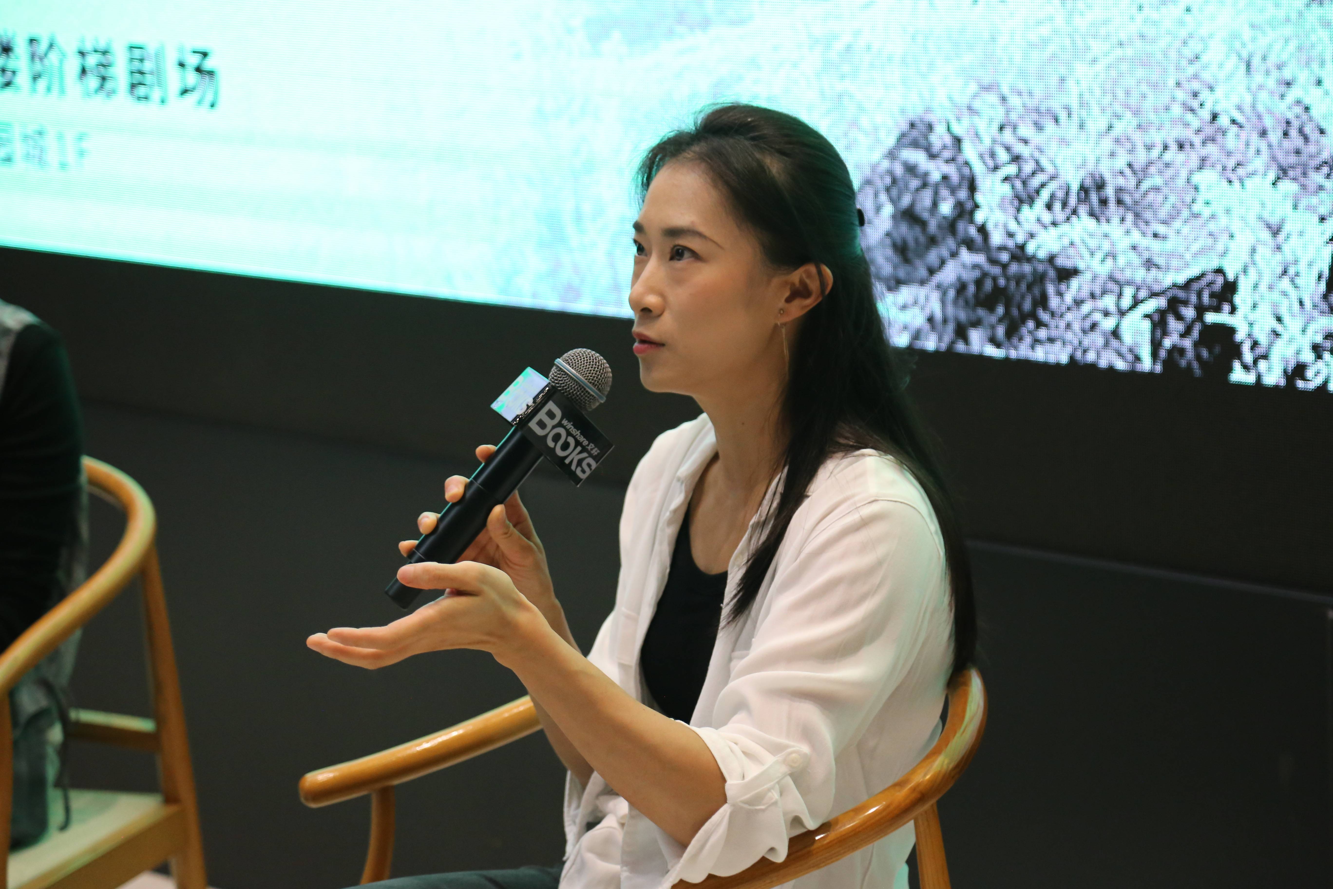 七堇年在成都的新书分享会对她而言,巧克力象征的是“想偷懒、想耍赖、