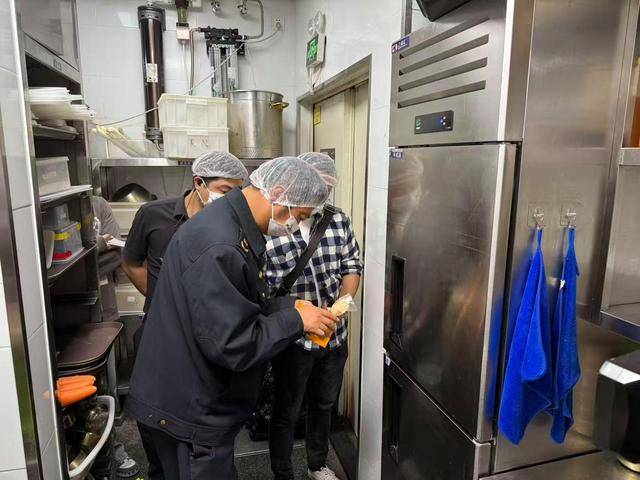 前员工举报"西塔老太太"泥炉烤肉一店后厨环境差还卖隔天肉(图6)