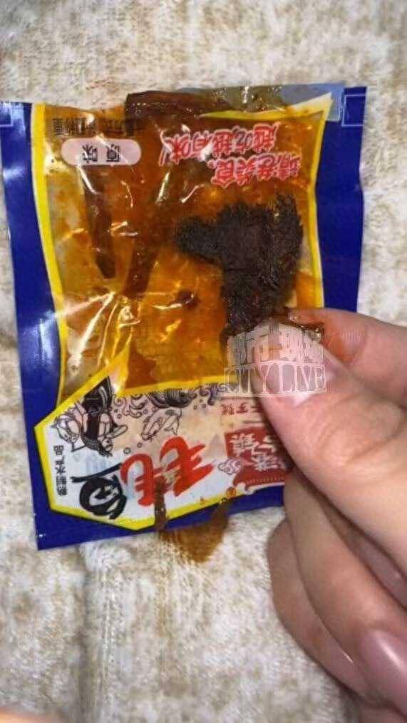 女子称在“零食很忙”买的"毛毛鱼&