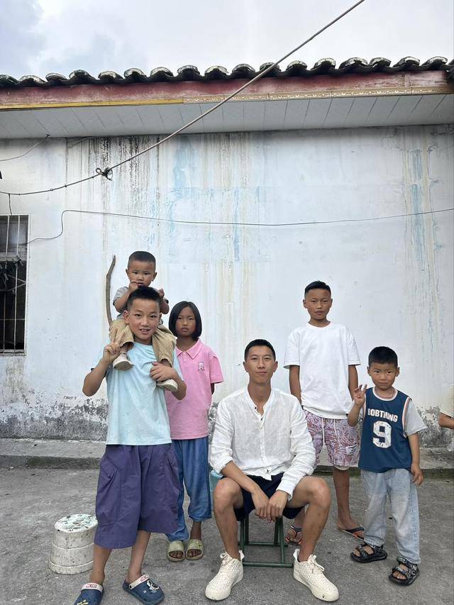 “舅舅照顾3个外甥近10年”引关注,舅舅回应:20岁开始照顾,那时刚中专毕业 “舅舅照顾3个外甥近10年”引关注,舅舅回应:20岁开始照顾,那时刚中专毕业