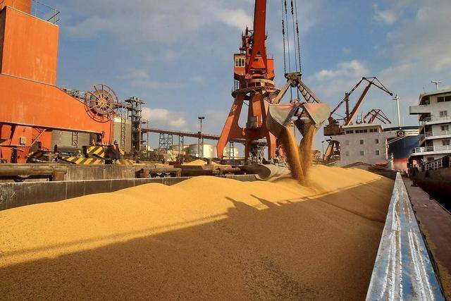 中企刚买4船美豆,特朗普又变卦,下架大批中货,不准中违约