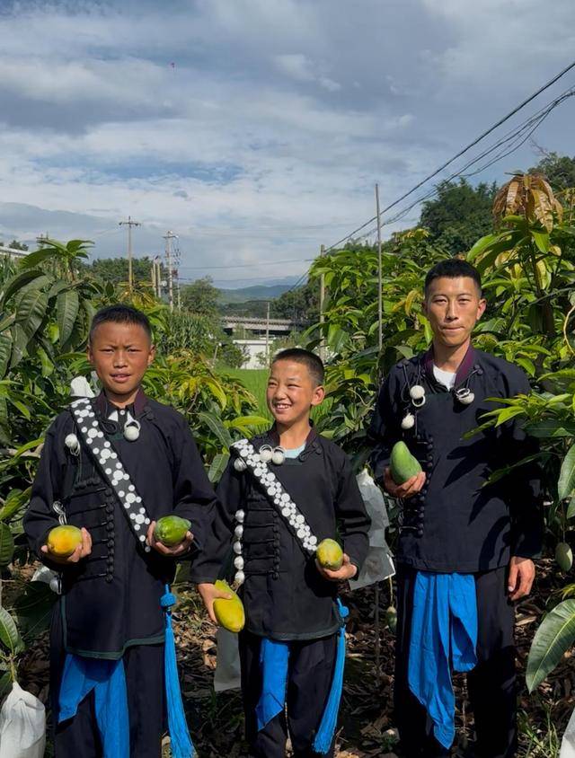 “舅舅照顾3个外甥近10年”引关注,舅舅回应:20岁开始照顾,那时刚中专毕业 “舅舅照顾3个外甥近10年”引关注,舅舅回应:20岁开始照顾,那时刚中专毕业