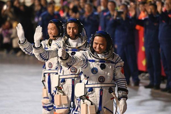 三代共赴天宫 乘舟叩问苍穹 神舟二十一号载人飞船发射取得圆满成功