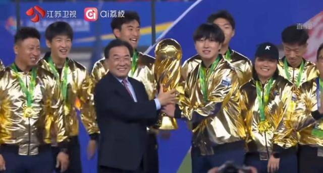 江苏省委书记、省长，分别为“苏超”冠亚军颁奖