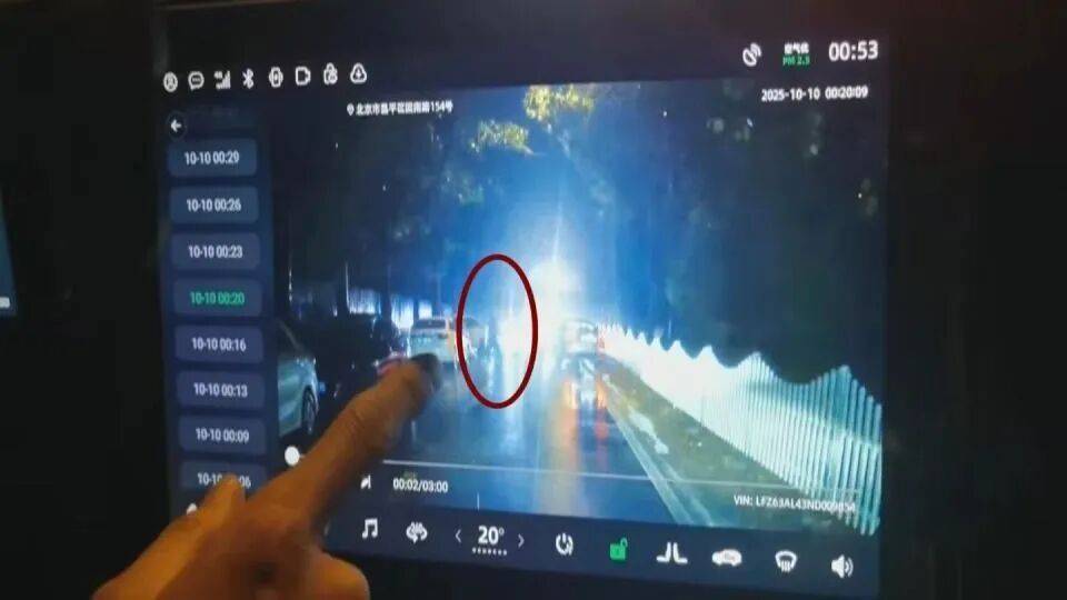 北京雨夜，一司机多次逆向车道超车，撞了两辆车后居然爬进车底…