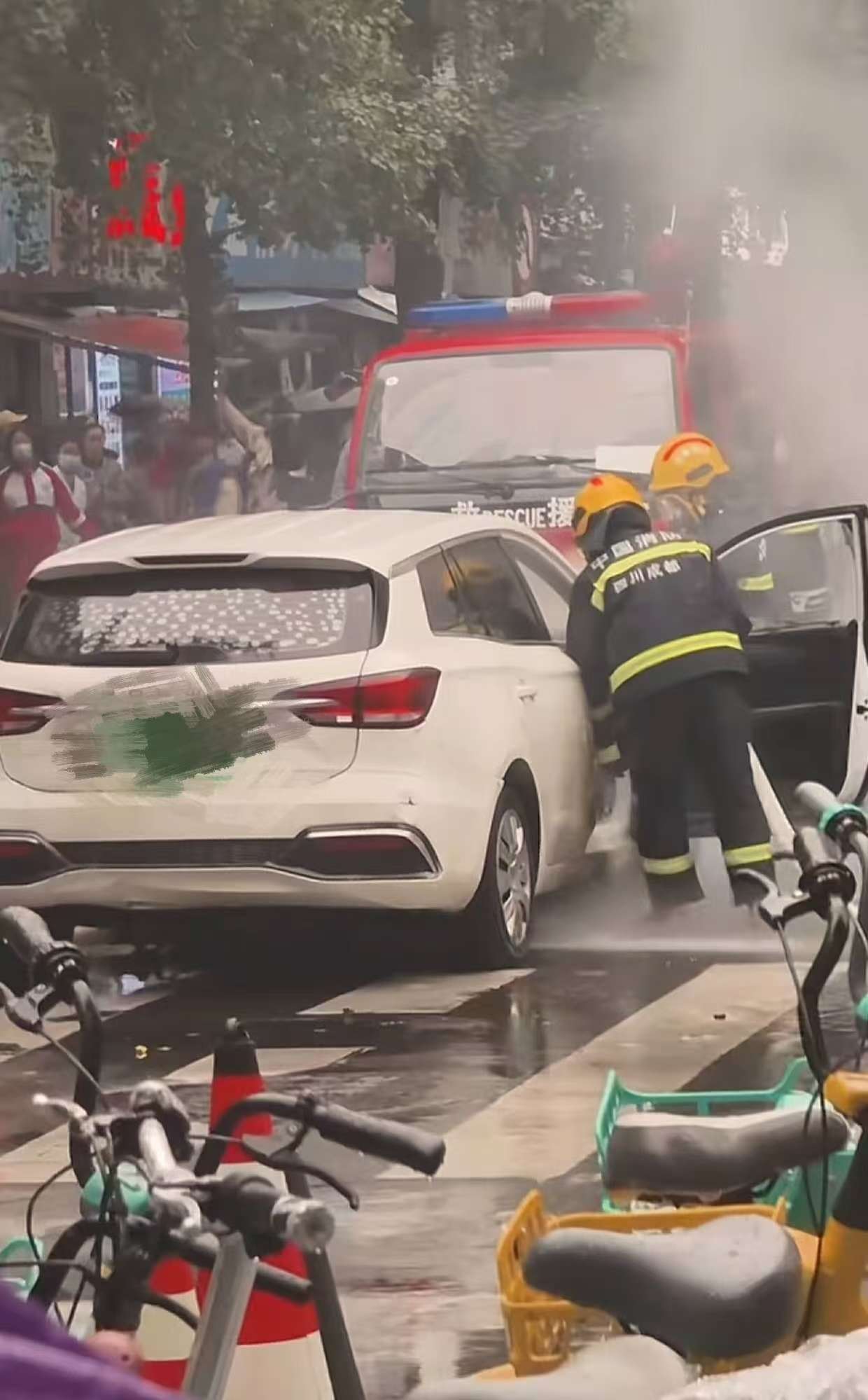 四川一车辆燃烧火焰喷涌,有网友称电车自燃,回应:无人员伤亡,正在调查中 四川一车辆燃烧火焰喷涌,有网友称电车自燃,回应:无人员伤亡,正在调查中