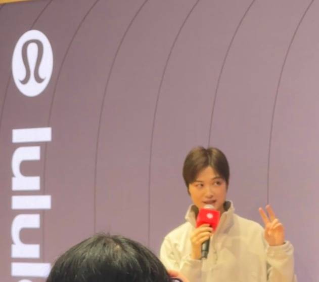 “解锁四叶草很开心”,李宇春首次亮相进博会,粉丝让品牌赶紧上同款衣服链接_运动_瑜伽_新闻