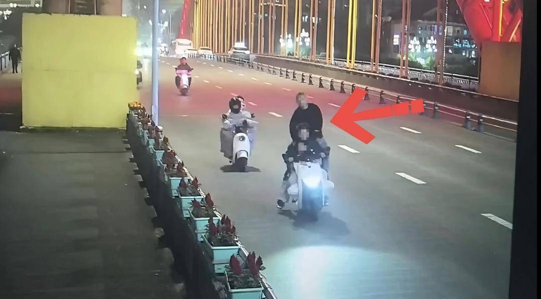 一辆电动车挤5人在车流中行驶?四川宜宾交警:已查处,有未成年人,家长连同批评教育 一辆电动车挤5人在车流中行驶?四川宜宾交警:已查处,有未成年人,家长连同批评教育