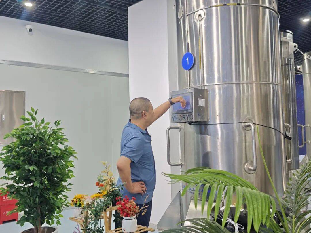 中国首例冷冻人已“沉睡”8年,仍在-196℃液氮罐中,丈夫对其复活信心逐渐减弱,与新女友同居5年,但家中还保留妻子照片和物品