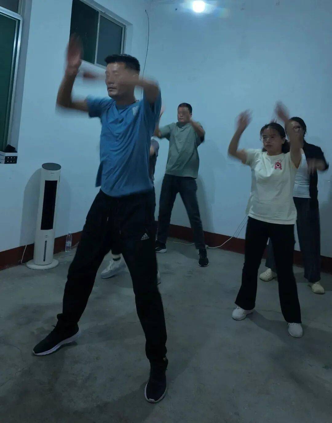 妇女们在癌症医院旁边集体跳舞